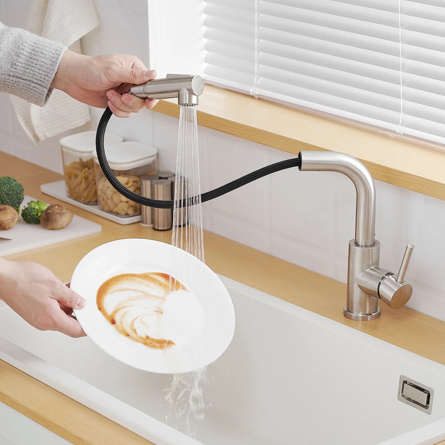 Modern Single Handle Pull Stainless Steel Kitchen Sink Faucet Brushed Nickel Sprayer Classic Style Hot Cold Water Single Hole